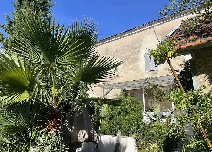 Chambre paisible dans une ancienne bâtisse rénovée
